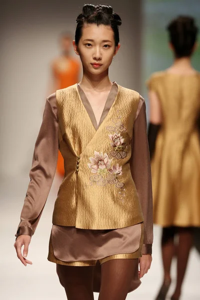 モデルは上海ファッション週秋 2015 年中国 上海で 2015 日の間に葉のファッションのファッションショーで新しい創造を表示します — ストック写真