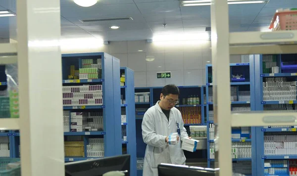 Bestand Een Chinese Medische Werknemer Opleidingscyclus Medicijnen Volgens Voorschrift Van — Stockfoto