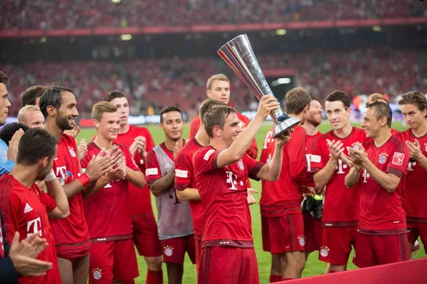 Philipp Lahm Del Bayern Munich Sostiene Trofeo Después Que Equipo — Foto de Stock