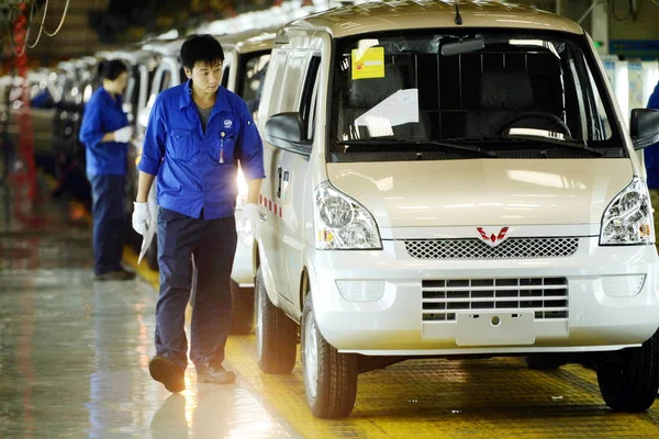 2014年9月19日 中国工人在中国东部山东省青岛市Sgmw Saic Wuling汽车 汽车厂的装配线上检查小型货车 — 图库照片