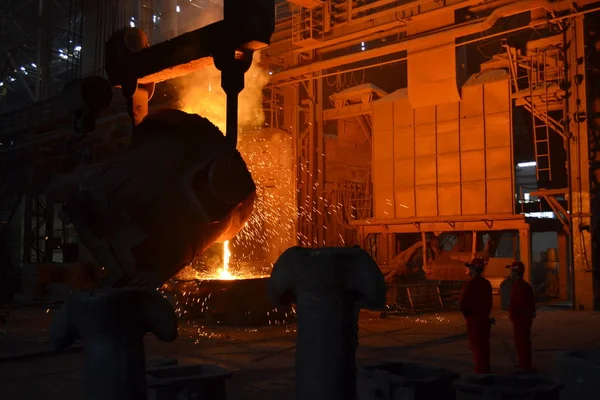 Chinese Workers Look Molten Steel Being Poured Refining Furnace Steel — Stock Photo, Image