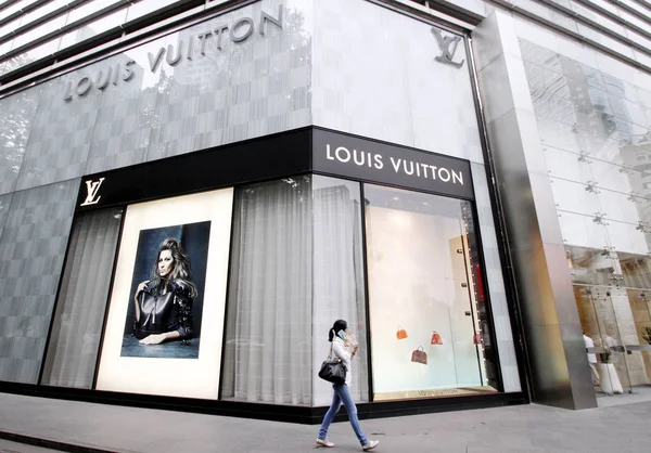 Una Joven Pasa Por Boutique Moda Louis Vuitton Deji Plaza — Foto de Stock