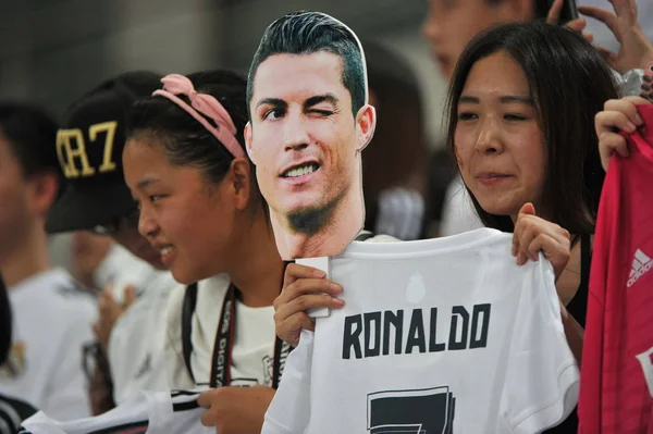 Futebol Feminino Mostra Recorte Uma Camisa Equipe Cristiano Ronaldo Real — Fotografia de Stock
