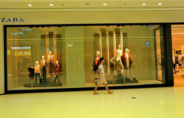 보행자는 광저우 중국의 2015에서에서 쇼핑몰에 자라가 — 스톡 사진