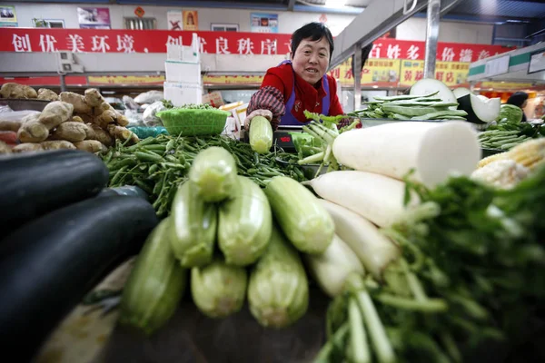 中国のベンダーは 東シナの安徽州 Huaibei 市の自由市場で野菜を販売しています 月2015 — ストック写真