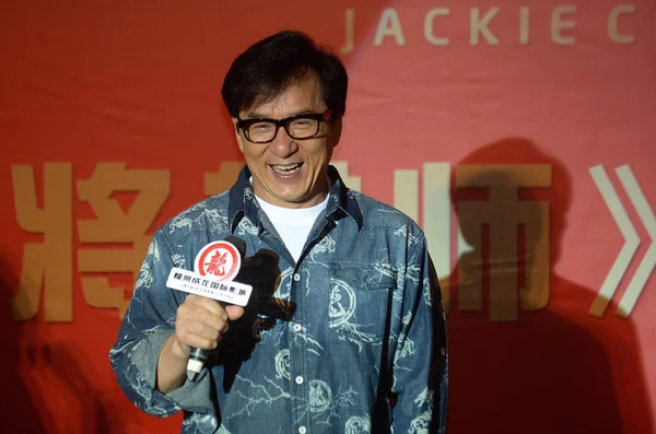 Hong Kong Kungfu Superstar Jackie Chan Lacht Bei Einem Fan — Stockfoto