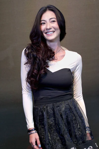 香港女演员张柏芝在2014年5月28日中国上海为圆环酒吧举办的创意总监签约活动中微笑 — 图库照片