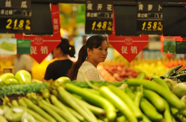 顧客が 2015 中国東部の安徽省阜陽市のスーパーで野菜を買う — ストック写真