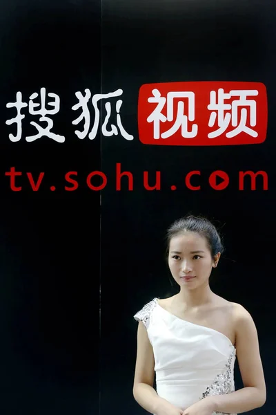 File Una Anfitriona Posa Stand Del Sitio Video Línea Sohu — Foto de Stock