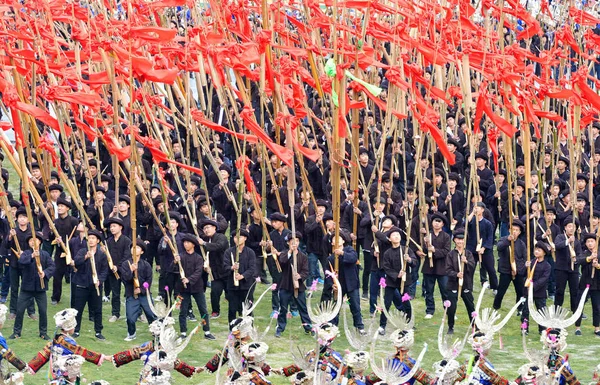 Chinesen Der Ethnischen Minderheit Der Miao Treten Traditionellen Kostümen Bei — Stockfoto