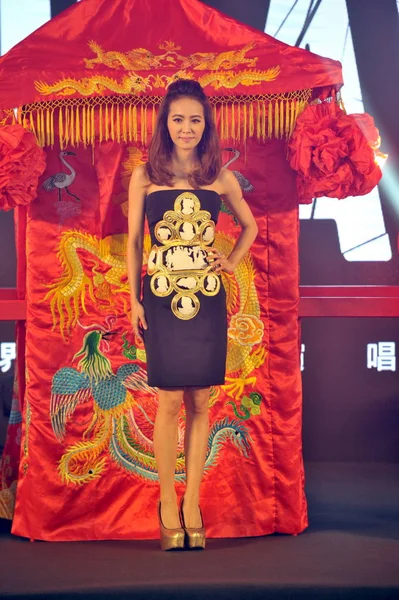 Cantora Taiwanesa Jolin Tsai Posa Frente Sedan Chinês Tradicional Durante — Fotografia de Stock