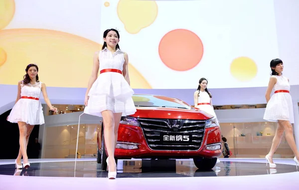 2015年4月21日在中国上海举行的第十六届上海国际汽车工业展览会 又称2015年上海车展 全新卢克根 旁边的模特游行 — 图库照片