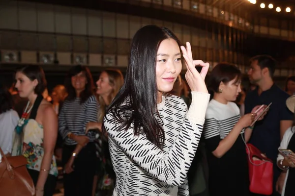 Čínský Model Liu Wen Navštěvuje Módní Show Tory Burch Během — Stock fotografie