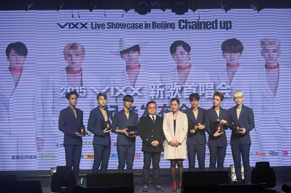 Członkowie Grupy Południowokoreańskiego Vixx Stwarzają Podczas Konferencji Prasowej Promowania Ich — Zdjęcie stockowe