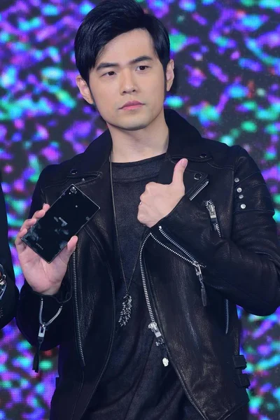 Taiwanesischer Sänger Jay Chou Posiert Mit Einem Sony Xperia Premium — Stockfoto