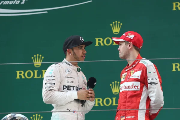 Britannique Lewis Hamilton Mercedes Gauche Entretient Avec Allemand Sebastian Vettel — Photo