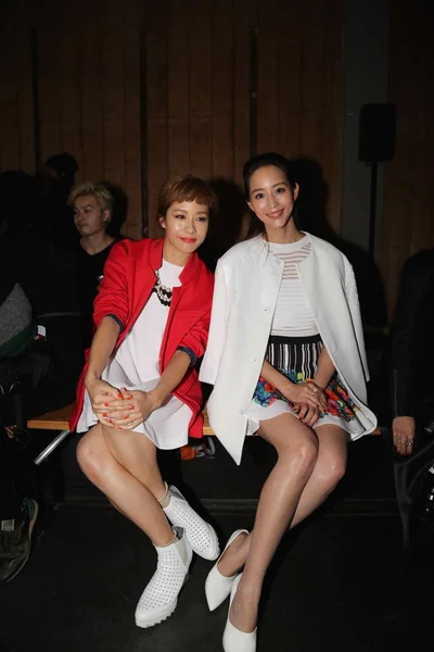 Hongkongse Actrice Karena Lam Linker Taiwanees Actrice Janine Chang Pose — Stockfoto