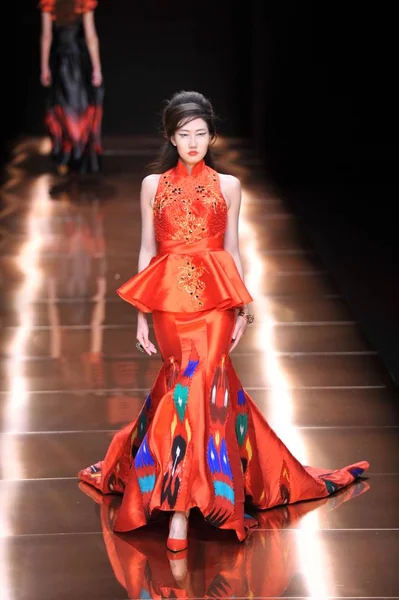 Modelo Muestra Una Nueva Creación Desfile Moda Silk Road Star — Foto de Stock