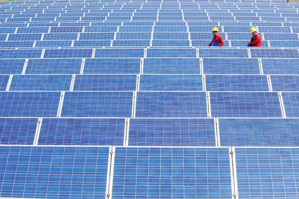 2014년 12일 산둥성 지모시 지모시 그룹의 옥상에서 노동자들이 태양광 패널을 — 스톡 사진