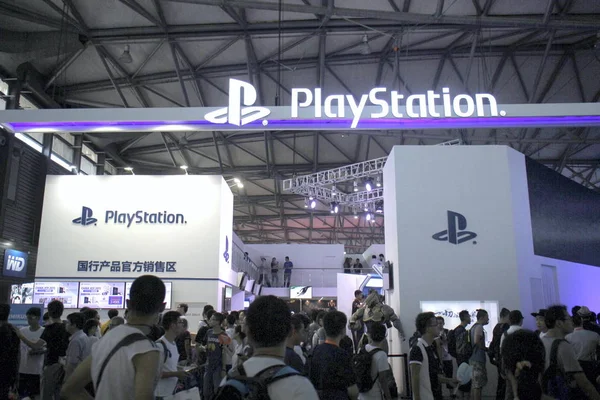 Lidé Navštívit Stánek Herní Konzole Sony Playstation Ps4 Během China — Stock fotografie