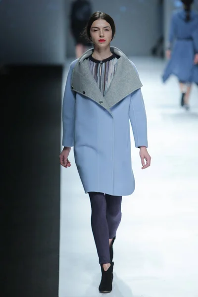 モデルは上海ファッション週秋 2015 年中国 上海で 2015 日の間にティナ Gia のファッションショーで新しい創造を表示します — ストック写真