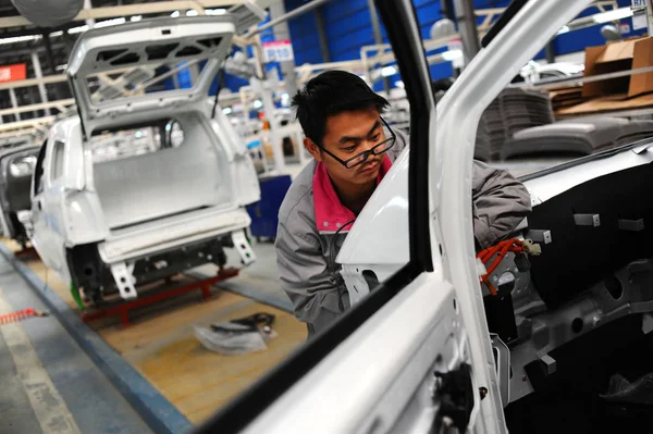 Trabalhador Chinês Monta Carro Elétrico Linha Montagem Uma Fábrica Automóveis — Fotografia de Stock