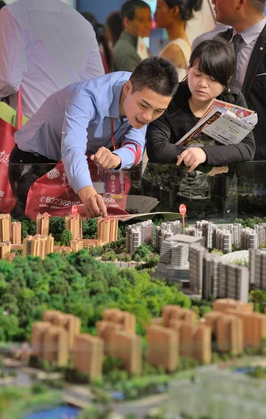 Китайский Сотрудник Представляет Модели Жилых Многоквартирных Домов Покупателю Время Ярмарки — стоковое фото