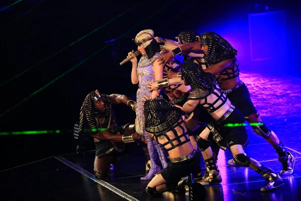 2015年4月21日 美国歌手凯蒂 佩里在中国上海举行的 棱镜世界巡回演唱会 的上海音乐会上表演 — 图库照片