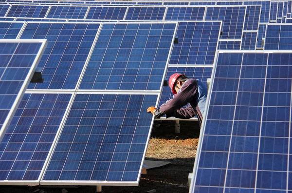 Trabajador Chino Ajusta Paneles Solares Una Planta Energía Fotovoltaica Weining — Foto de Stock