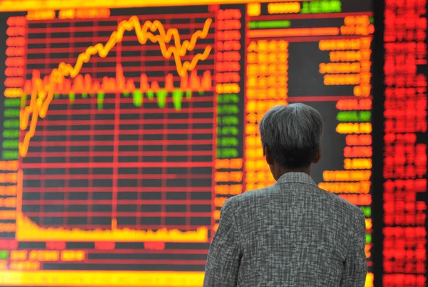 中国の投資家は 2015 日中国東部の安徽省阜陽市で証券家で株価指数 — ストック写真