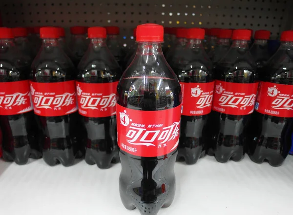 Μπουκάλια Της Κόκα Κόλα Είναι Προς Πώληση Σούπερ Μάρκετ Στην — Φωτογραφία Αρχείου