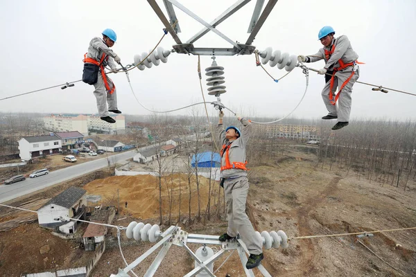 Китайські Електрики Змонтувати Високовольтних Ліній Електропередач Пілон Селі Xiyang Shahe — стокове фото