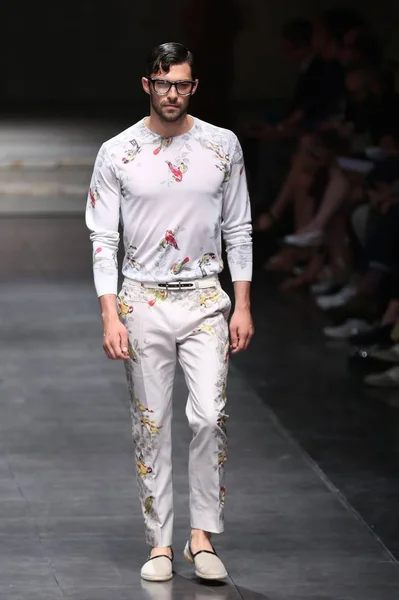 Model Wyświetla Nowe Stworzenie Pokaz Mody Dolce Gabbana Idealna Podczas — Zdjęcie stockowe