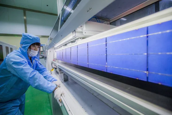 Uma Trabalhadora Chinesa Verifica Células Fotovoltaicas Usadas Para Fazer Painéis — Fotografia de Stock
