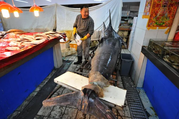 Μεγαλύτερη Αλιεύονται Ξιφία Απεικονίζεται Μια Τοπική Αγορά Στο Qingdao City — Φωτογραφία Αρχείου