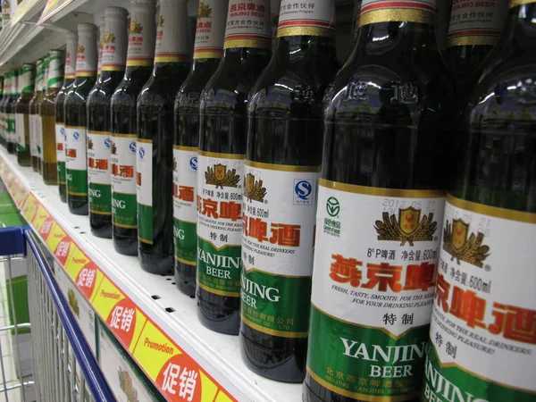 Butelki Yanjing Beer Beijing Yanjing Brewery Sprzedaży Supermarkecie Szanghaju Chiny — Zdjęcie stockowe