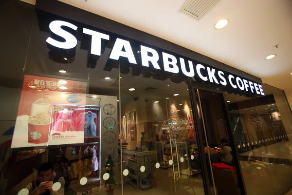 Clientes Bebem Café Café Starbucks Xangai China Dezembro 2014 — Fotografia de Stock