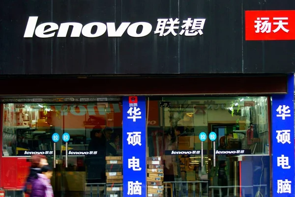 Пішоходів Пройти Повз Lenovo Store Yichang City Центральна Китайська Hubei — стокове фото