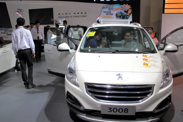 Visitatori Provano Una Dongfeng Peugeot 3008 Durante Una Mostra Automobilistica — Foto Stock