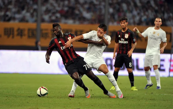 Casemiro Real Madrid Frente Direita Desafia Baye Niang Milan Durante — Fotografia de Stock