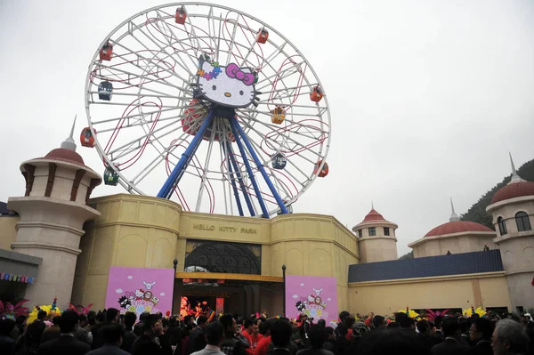 Látogatók Tömeg Előtt Hello Kitty Vidámpark Alatt Beiktációs Ünnepség Anji — Stock Fotó