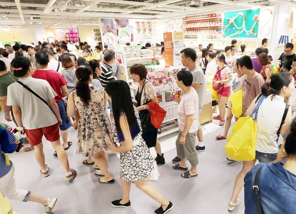 Kinesiska Kunder Shopping Möbel Affär Ikea Hangzhou Stad Östra Kinas — Stockfoto