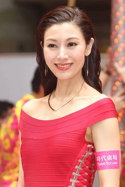 2015 日中国の旧正月や香港 中国の春祭りを祝うためにライオンのダンス イベントで笑顔を見せる香港女優ミシェル — ストック写真