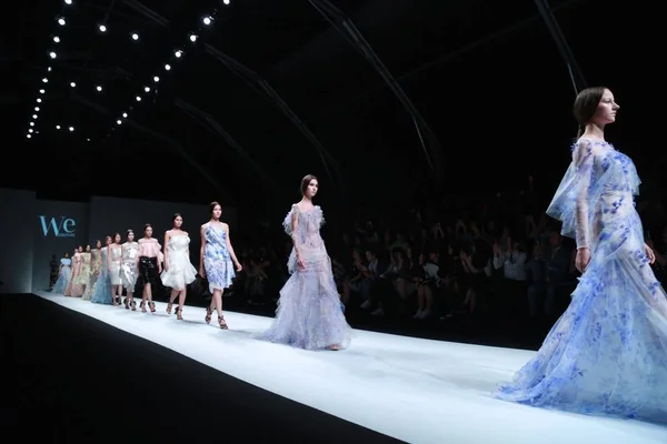 Modellen Weer Nieuwe Creaties Fashion Show Van Chinese Bruiloft Jurk — Stockfoto
