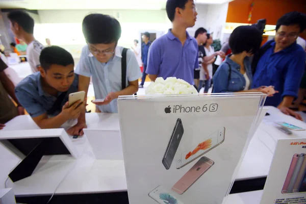 Clientes Experimentam Smartphones Apple Iphone Uma Filial China Unicom Xangai — Fotografia de Stock