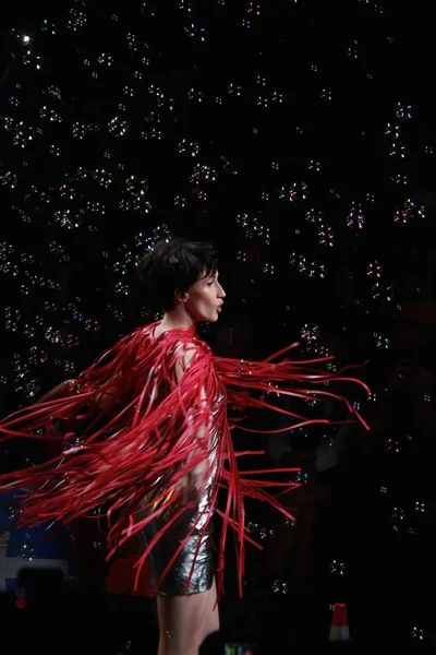 Modelo Exibe Uma Nova Criação Desfile Moschino Durante Milan Fashion — Fotografia de Stock