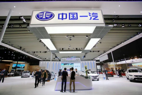 Ember Látogat Stand Faw Kiállítás Ideje Alatt Shanghai Nemzetközi Automobile — Stock Fotó