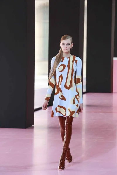 Modell Visar Skapelse Christian Dior Modevisning 2015 Höst Vinter Paris — Stockfoto