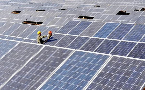Trabalhadores Chineses Verificam Painéis Solares Instalados Uma Usina Fotovoltaica Cidade — Fotografia de Stock