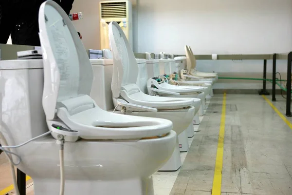 Des Sièges Toilette Intelligents Sont Exposés Dans Une Usine Panasonic — Photo